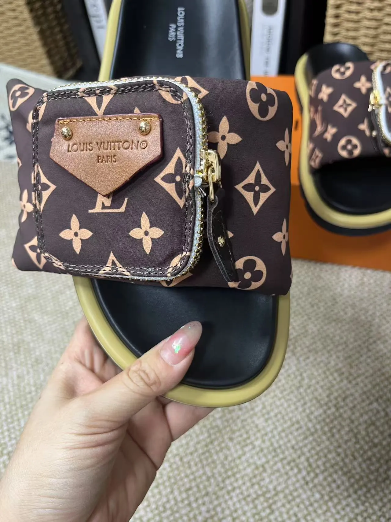 P380 yuan LV Louis Vuitton Full of high-end feel! A popular model among bloggers at home and abroad, it’s retro and fashionable, and looks stunning on your feet! Mainly recommended model on the official website★ ━━━━━ ЅᏇєєt ━━━━━ ▪️Upper: original calfskin ➕5D printing process ▪️Inner: imported mixed sheepskin ▪️Outsole: original molded foam outsole ▪️Size: Female 35-40 Men's 39-44 (women's 41 men's 45)